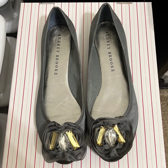 Flats - Picture 1 of 6